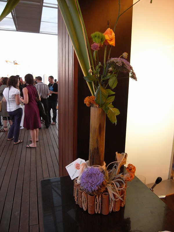 Punts de taula en fusta i flors per a presentació Barcelona @22